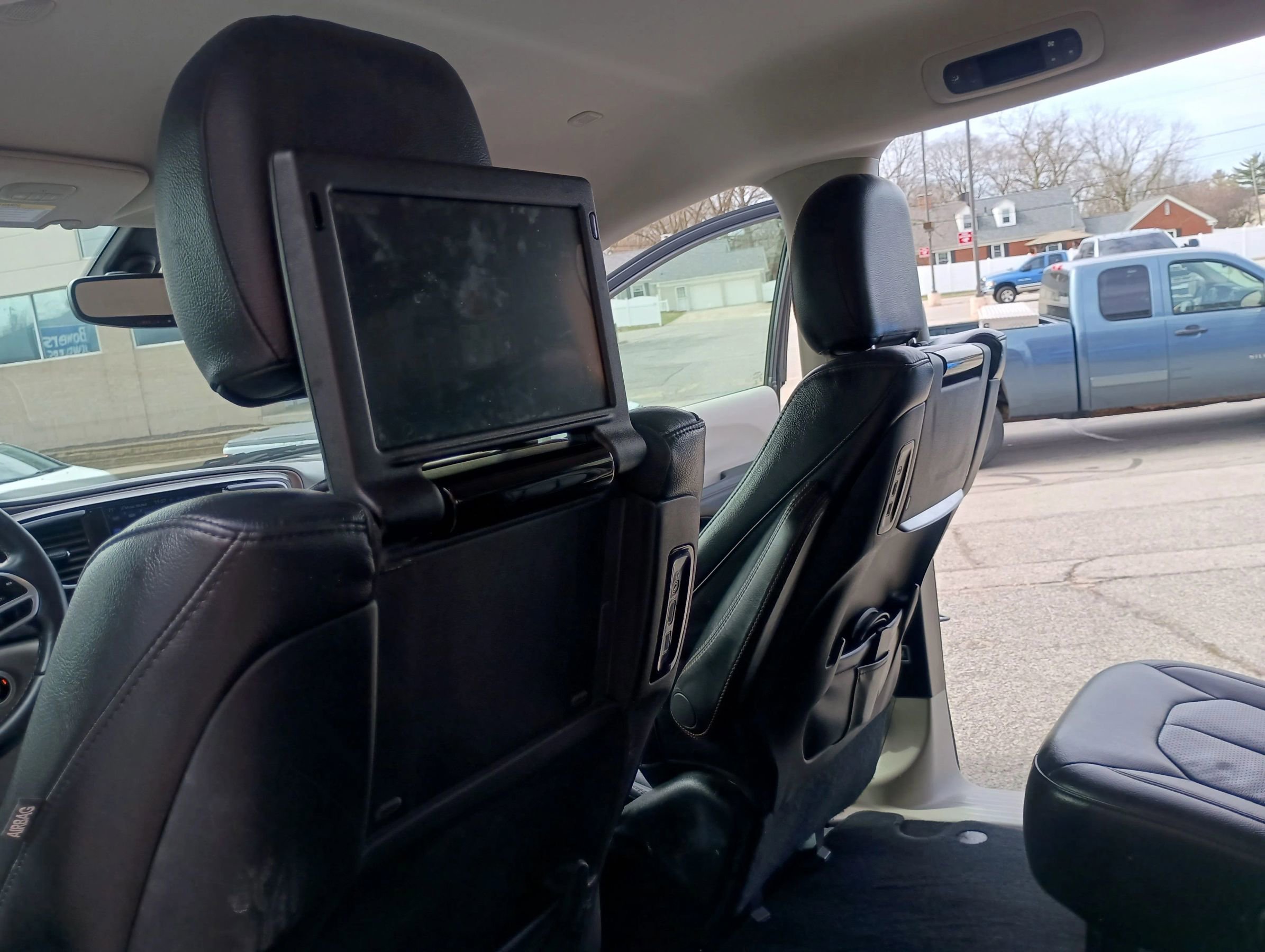 Used 2017 Chrysler Pacifica Touring-L Plus w/ Tire & Wheel Group image 17