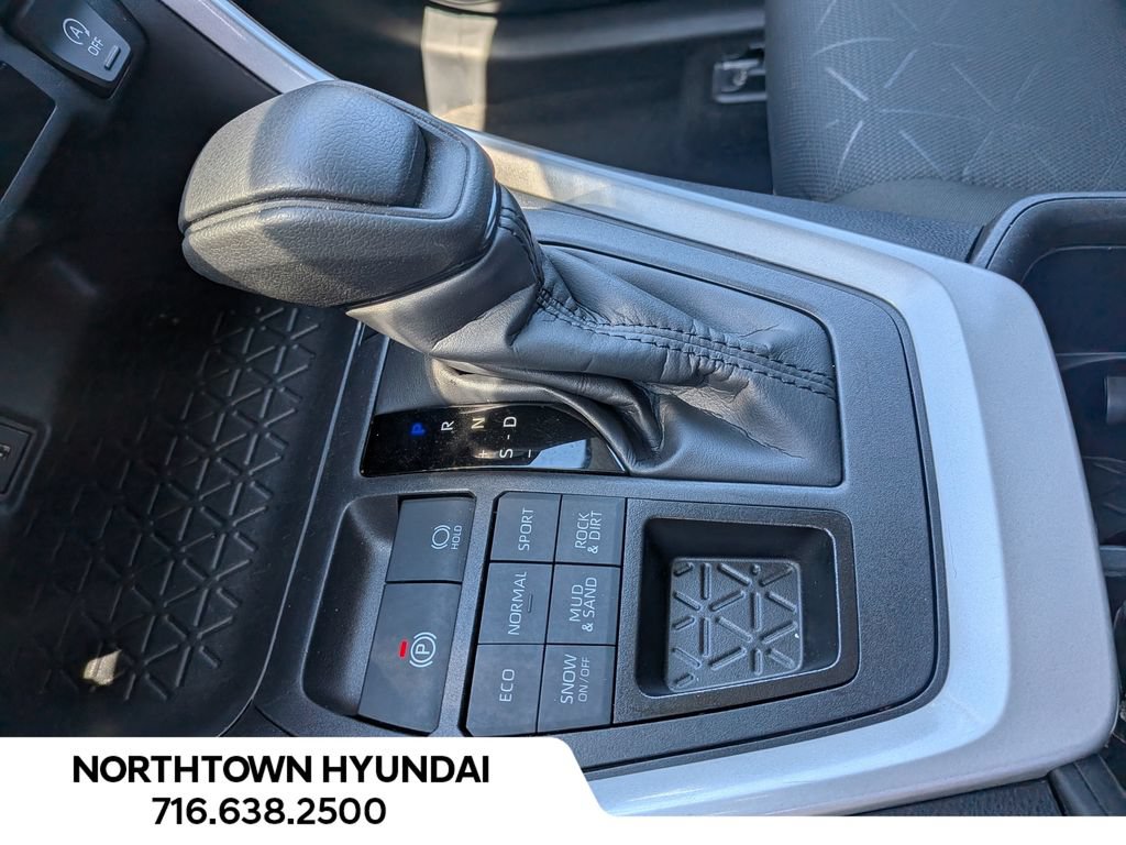 Used 2025 Toyota RAV4 XLE AWD/4WD image 17