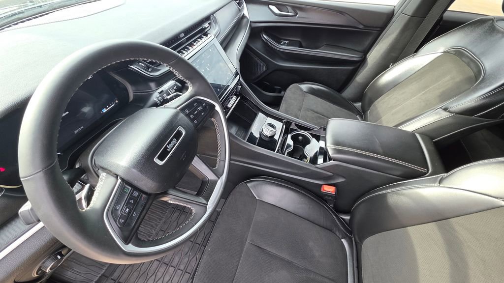 Used 2023 Jeep Grand Cherokee L Laredo AWD/4WD image 12