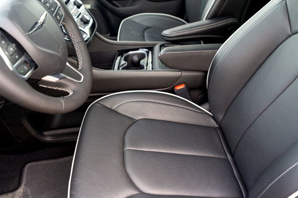 New 2026 Chrysler Pacifica Limited FWD image 10