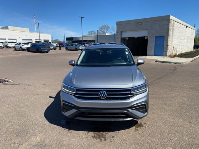 Used 2023 Volkswagen Tiguan SE image 2