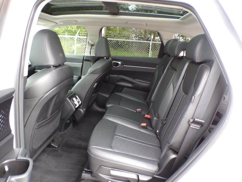 Used 2025 Kia Sorento S w/ Panoramic Sunroof Package FWD image 18