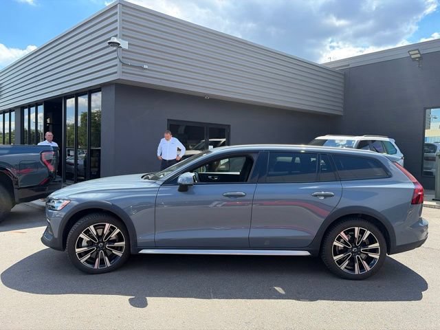 Used 2023 Volvo V60 B5 Cross Country Ultimate AWD/4WD image 8
