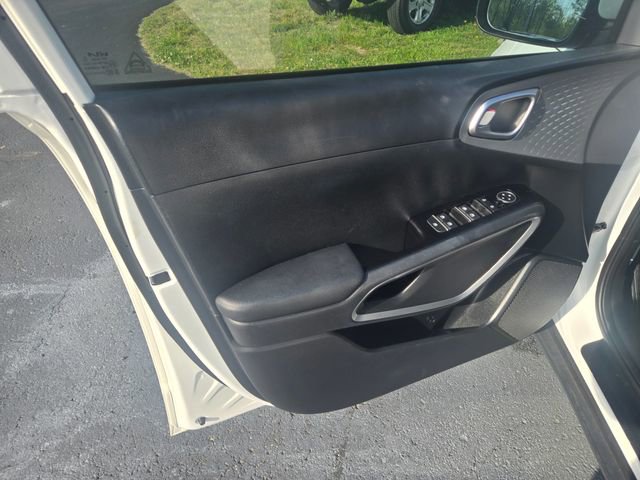 Used 2025 Kia Soul LX w/ LX Technology Package FWD image 21