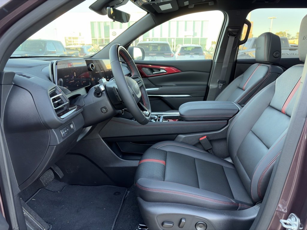 Used 2025 Chevrolet Traverse RS image 16