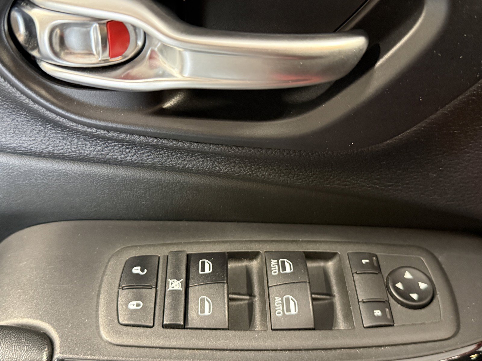 Used 2021 Jeep Cherokee Latitude Plus FWD image 20