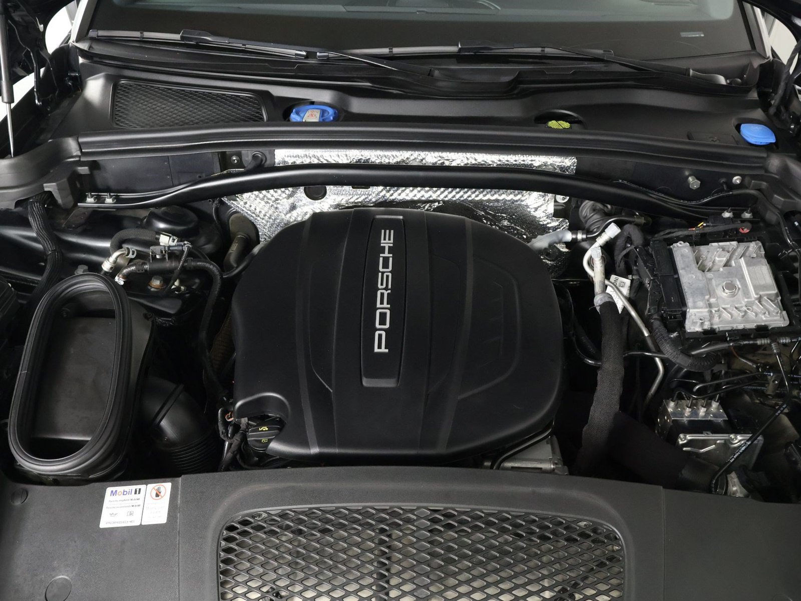 Certified 2021 Porsche Macan AWD/4WD image 26