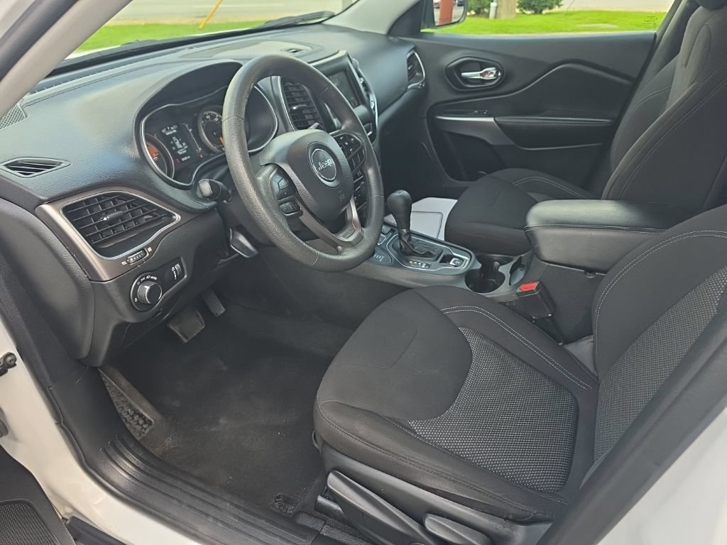 Used 2021 Jeep Cherokee Latitude AWD/4WD image 8