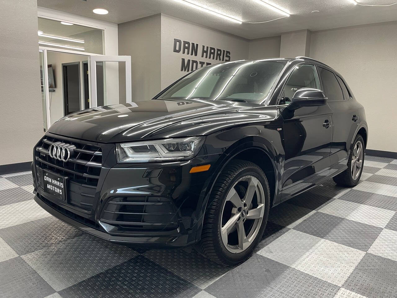Used 2020 Audi Q5 2.0T Titanium Premium Plus w/ Premium Plus Package AWD/4WD image 2