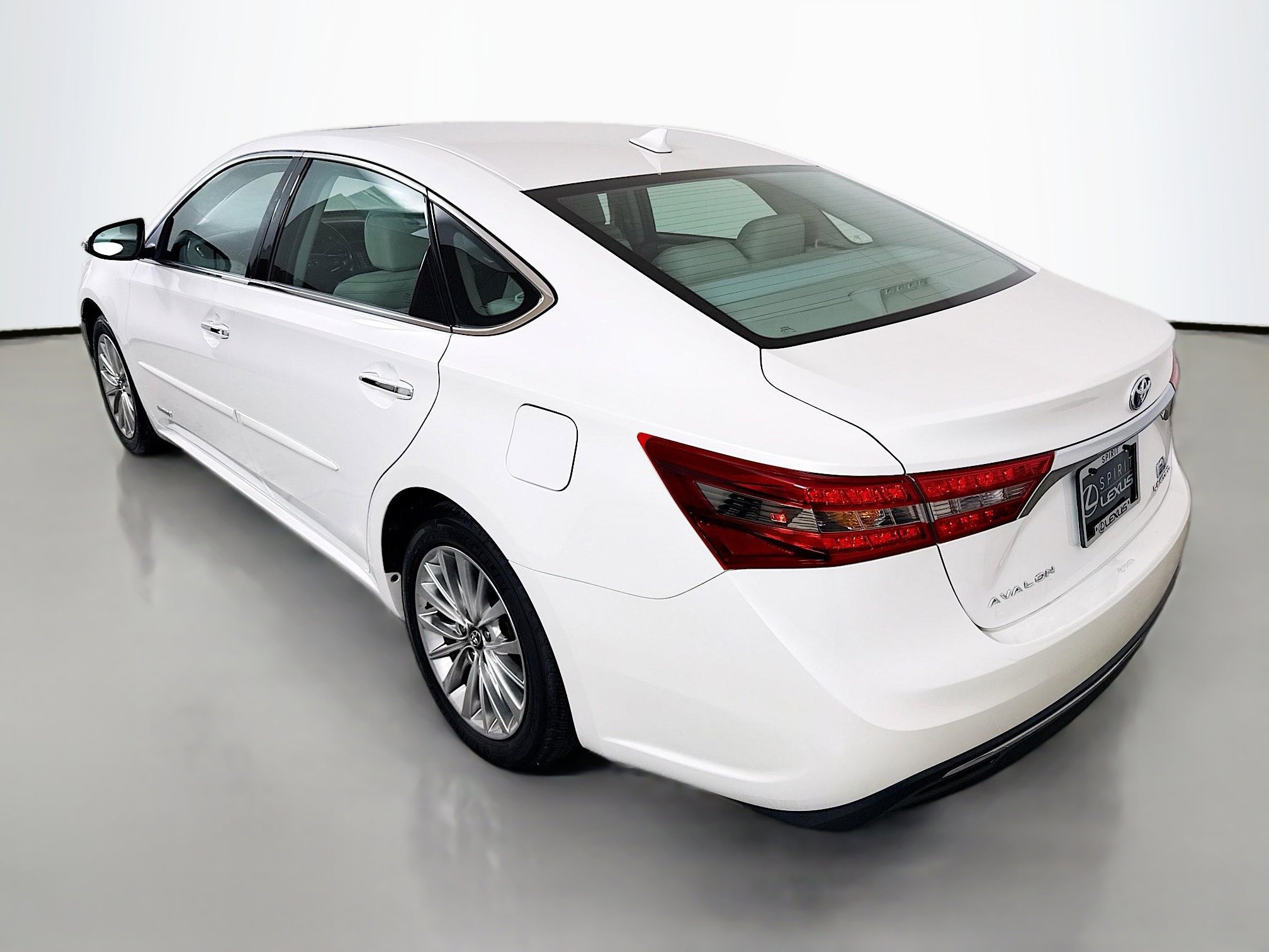 Used 2018 Toyota Avalon Limited image 5