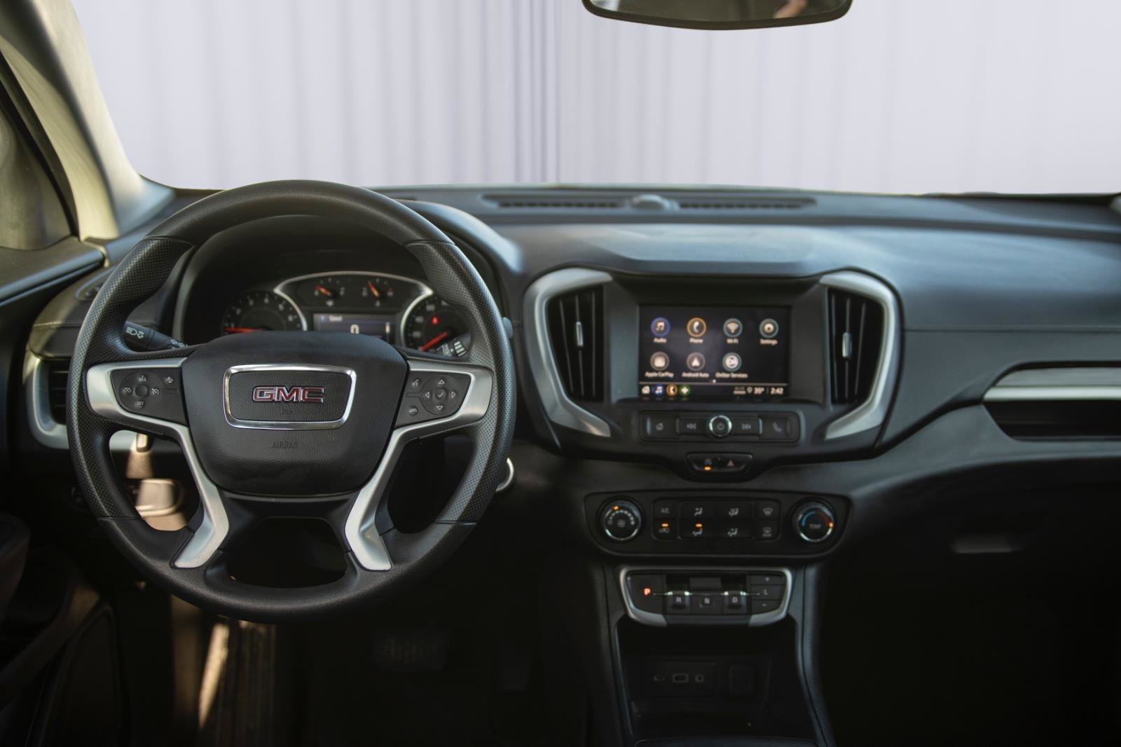 Used 2024 GMC Terrain SLE image 3