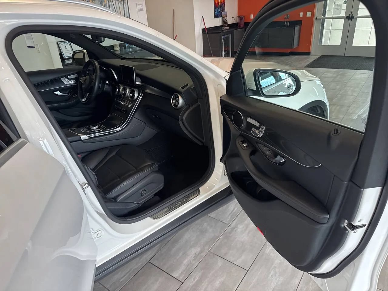 Used 2018 Mercedes-Benz GLC 300 4MATIC w/ Premium Package image 18