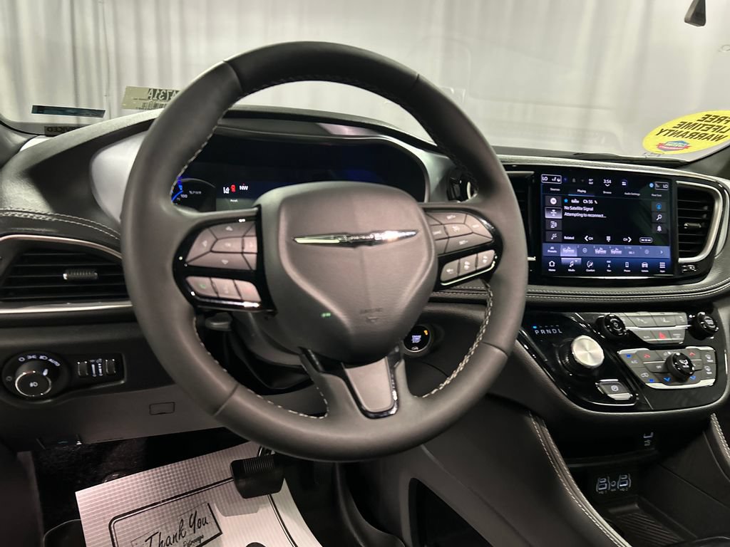 Used 2025 Chrysler Pacifica Premium FWD image 13