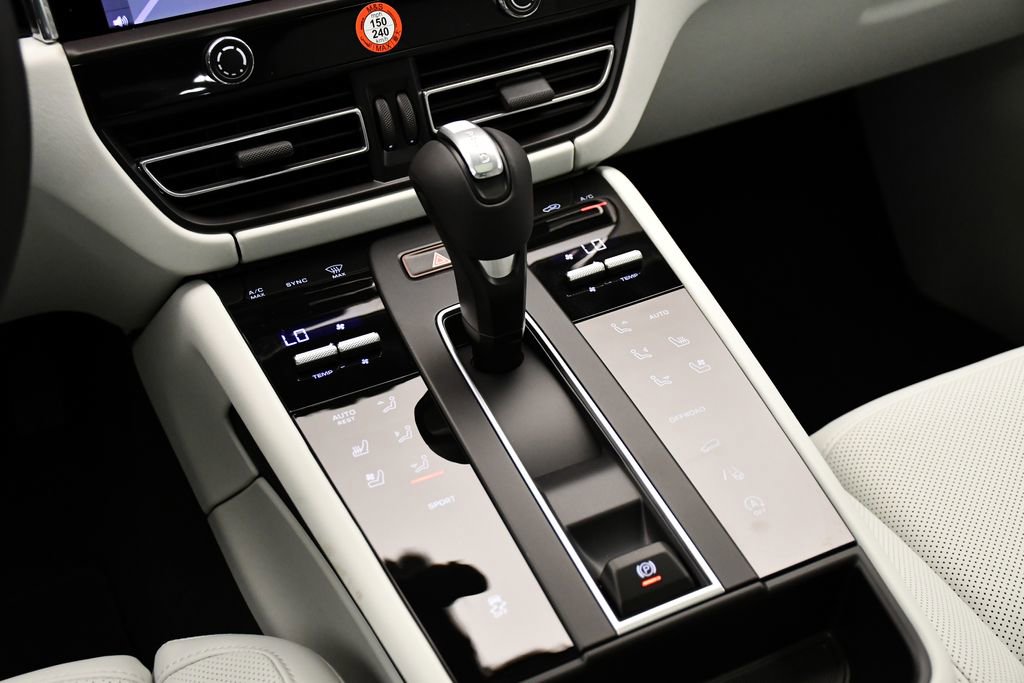 Certified 2025 Porsche Macan image 33
