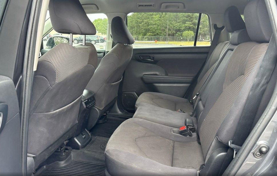 Used 2021 Toyota Highlander L AWD/4WD image 9