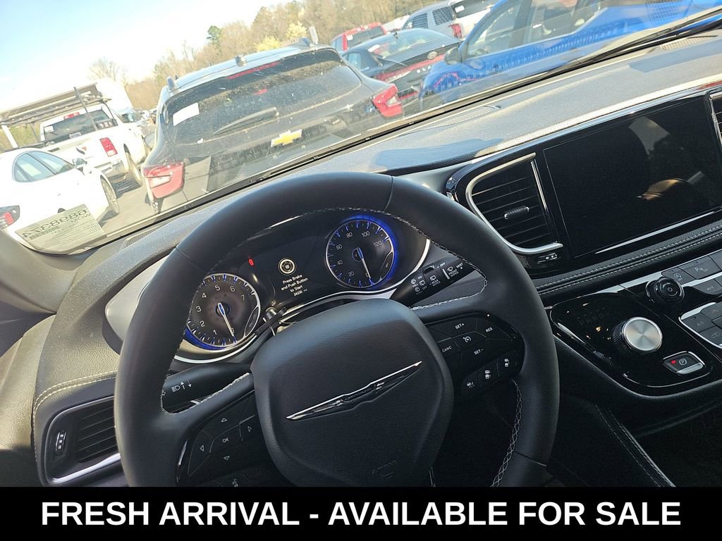 Used 2025 Chrysler Pacifica Limited image 9