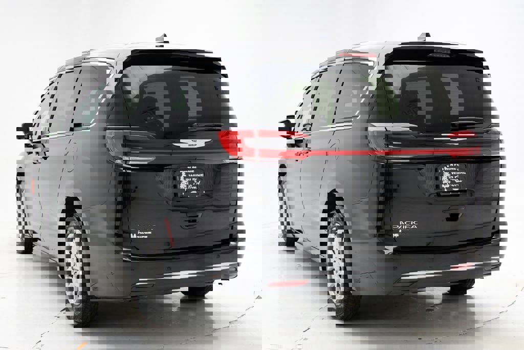 Used 2025 Chrysler Pacifica Select image 6