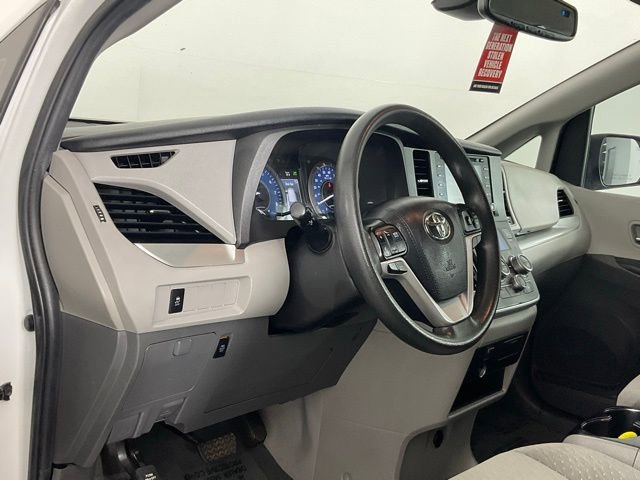 Used 2020 Toyota Sienna LE w/ LE Preferred Package FWD image 14