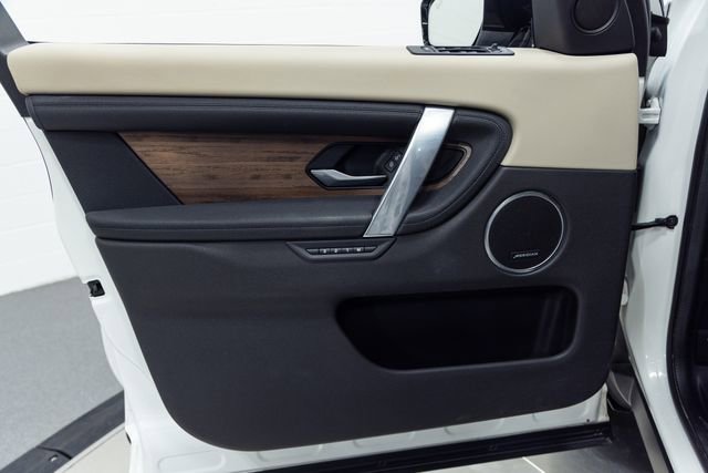 Used 2020 Land Rover Discovery Sport SE image 11