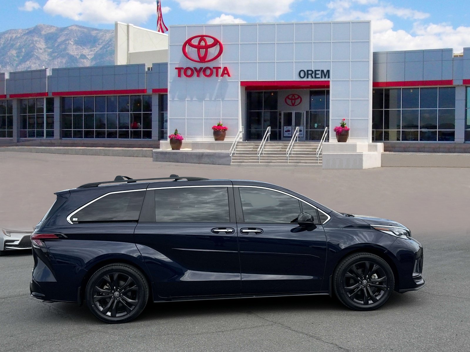 Used 2024 Toyota Sienna XSE FWD image 3
