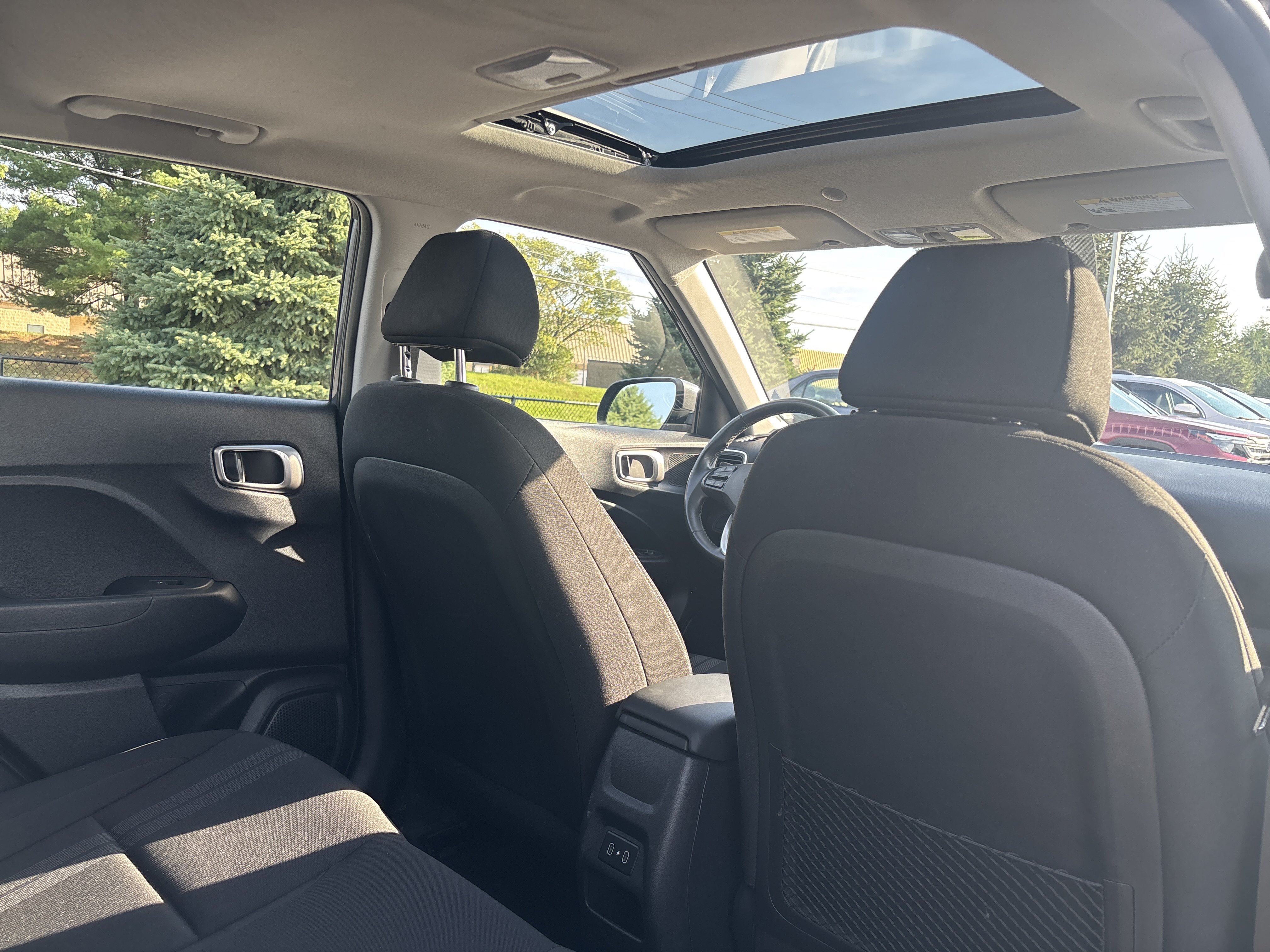 Used 2025 Hyundai Venue SEL FWD image 13