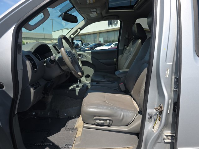 Used 2015 Nissan Frontier SL w/ Moonroof Package AWD/4WD image 14