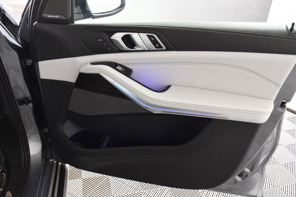 Used 2024 BMW X7 xDrive40i w/ Premium Package image 18