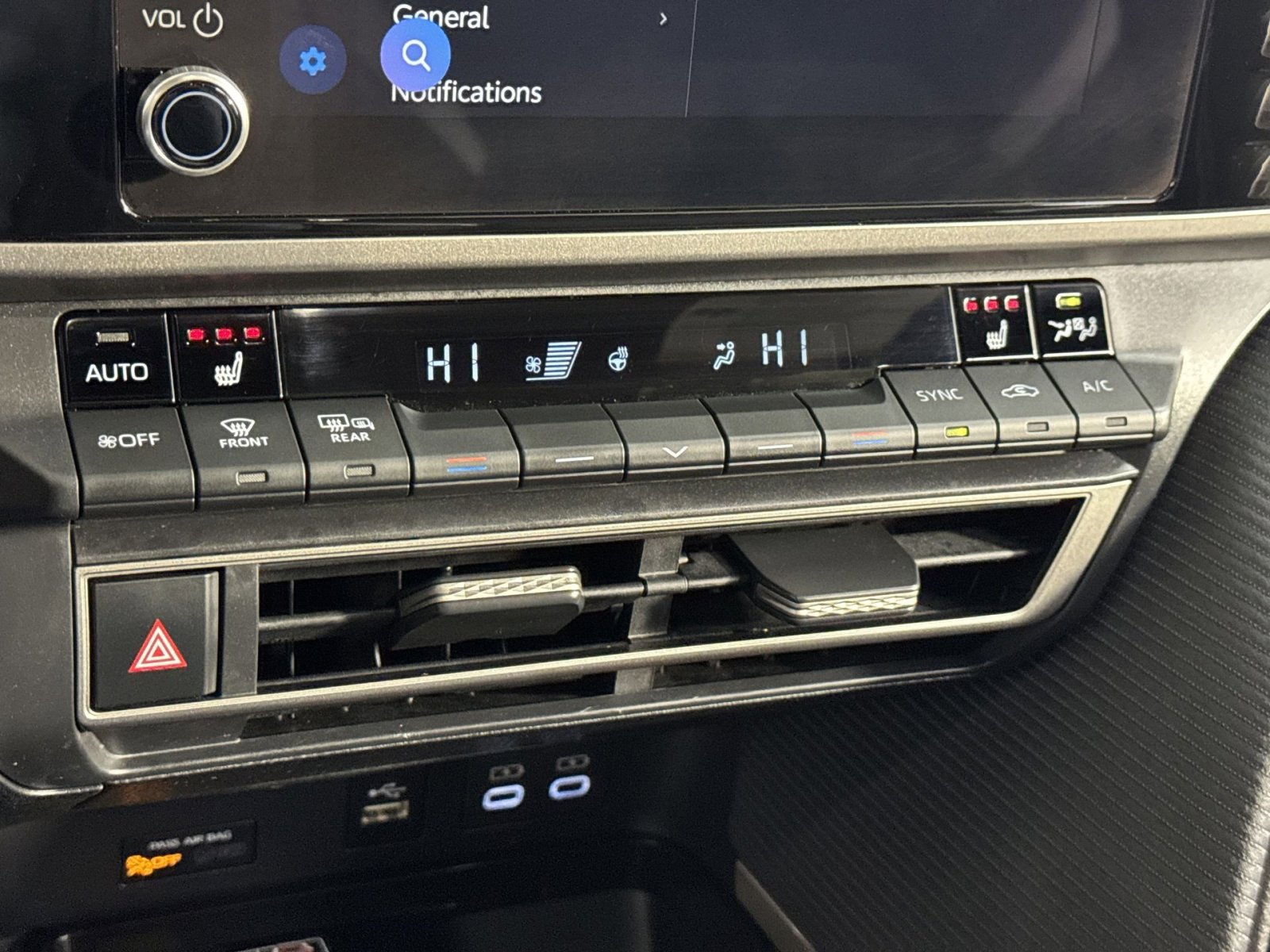 Used 2025 Toyota Camry SE w/ Convenience Package image 24