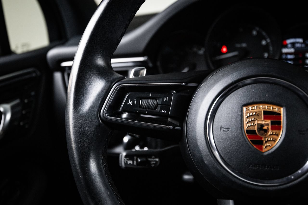 Certified 2023 Porsche Macan AWD/4WD image 17