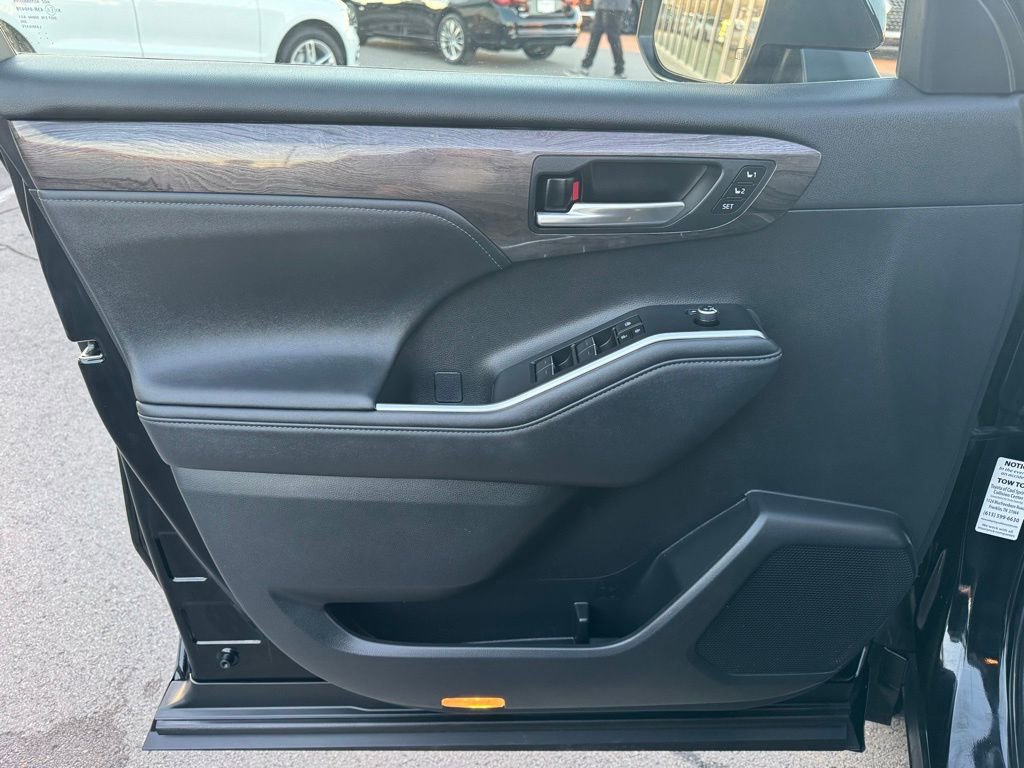 Used 2024 Toyota Highlander Platinum image 10