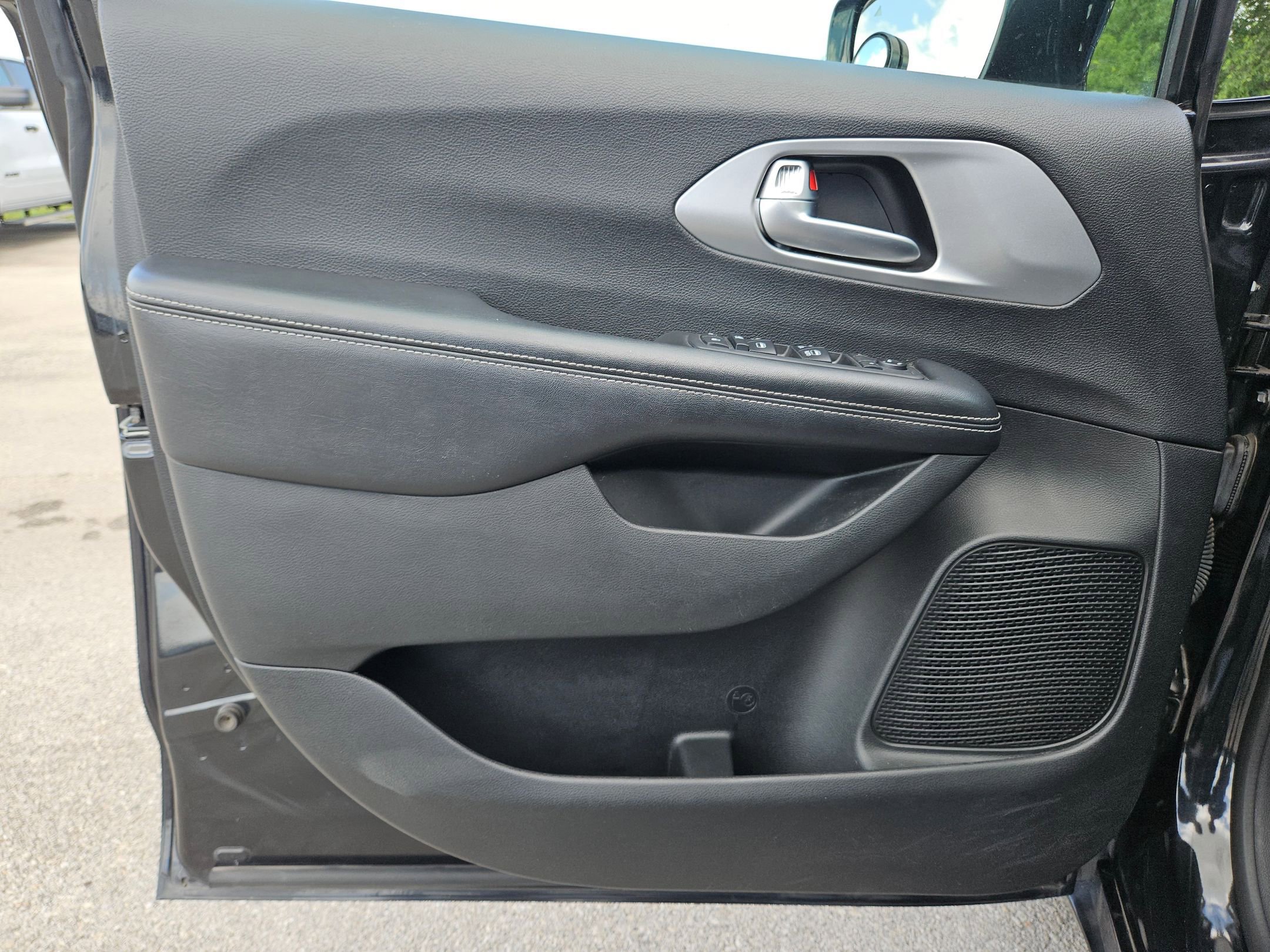 Used 2018 Chrysler Pacifica Touring Plus w/ S Appearance Package FWD image 11
