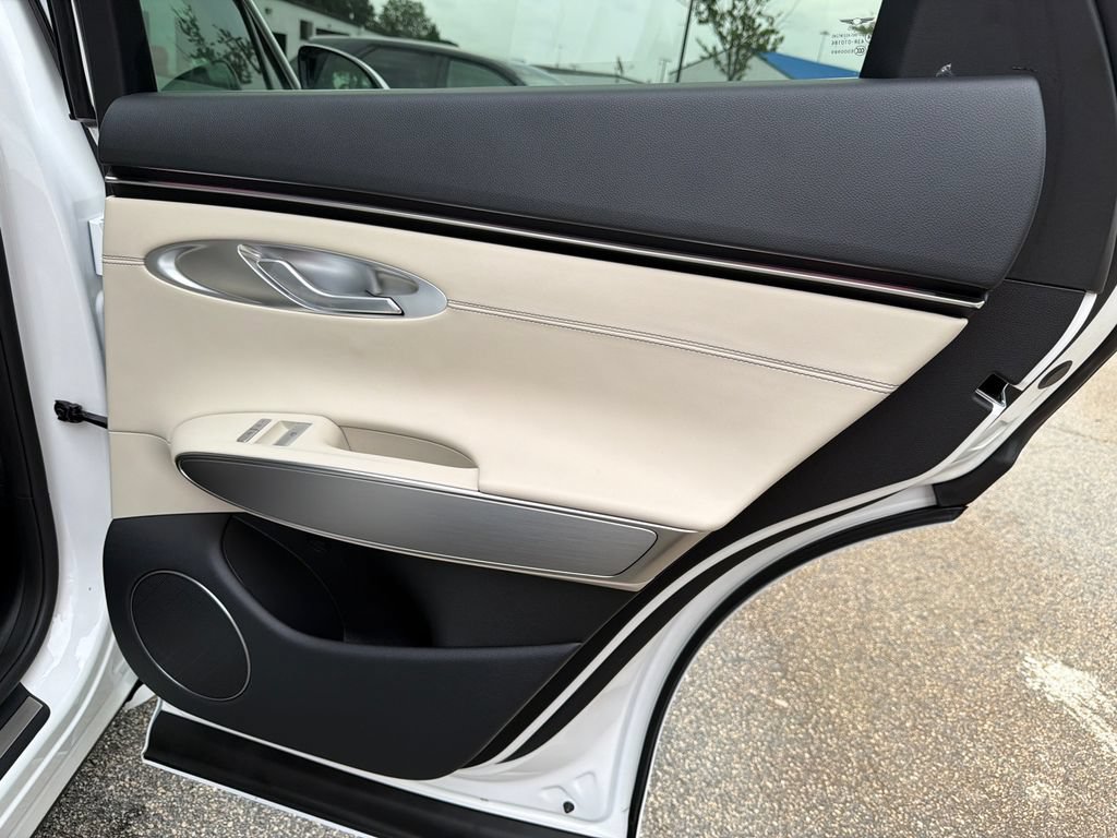 New 2027 Genesis GV70 2.5T Select AWD/4WD image 16