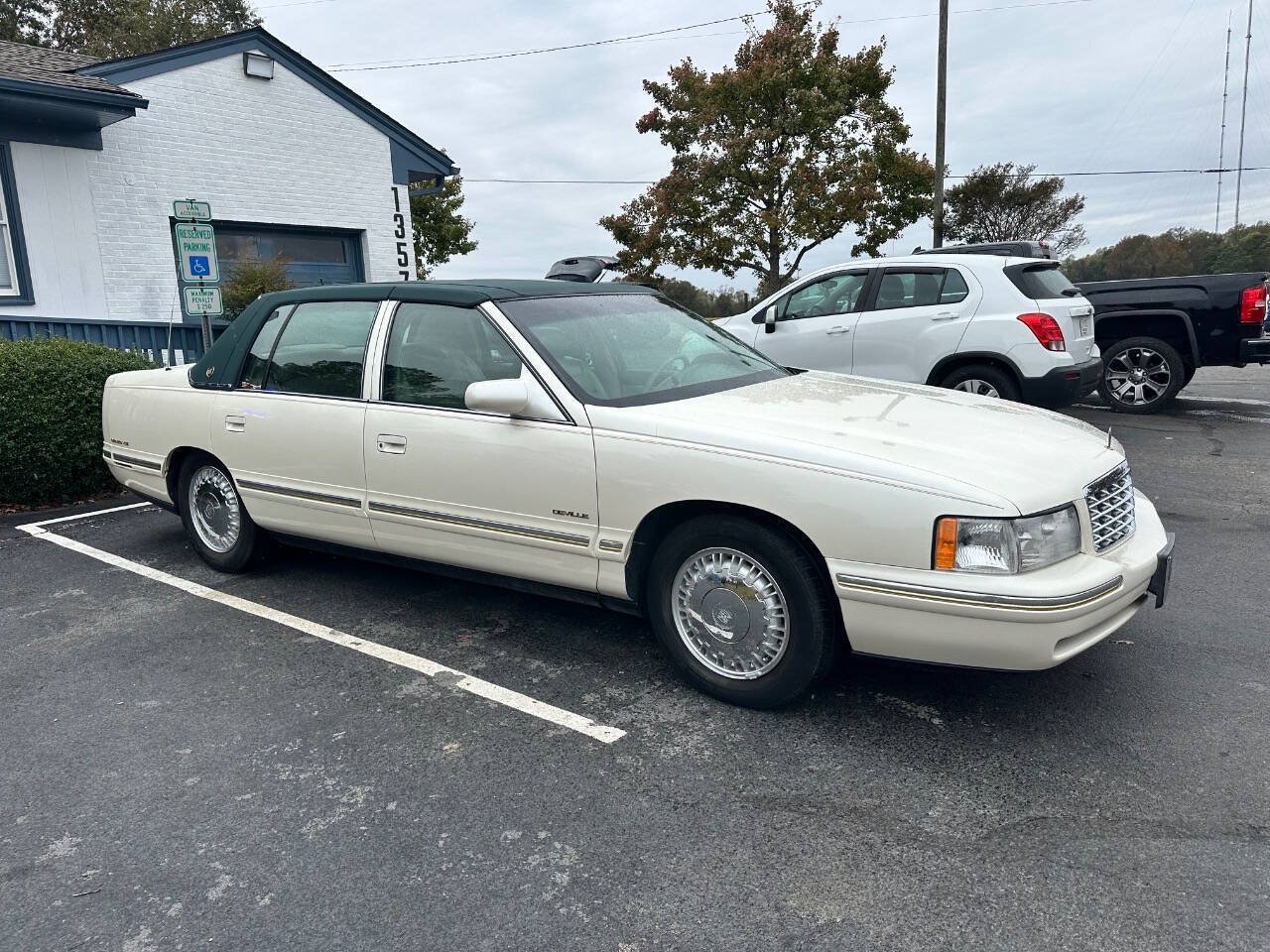 Used 1998 Cadillac De Ville D'Elegance w/ Safety/Security Pkg FWD image 2