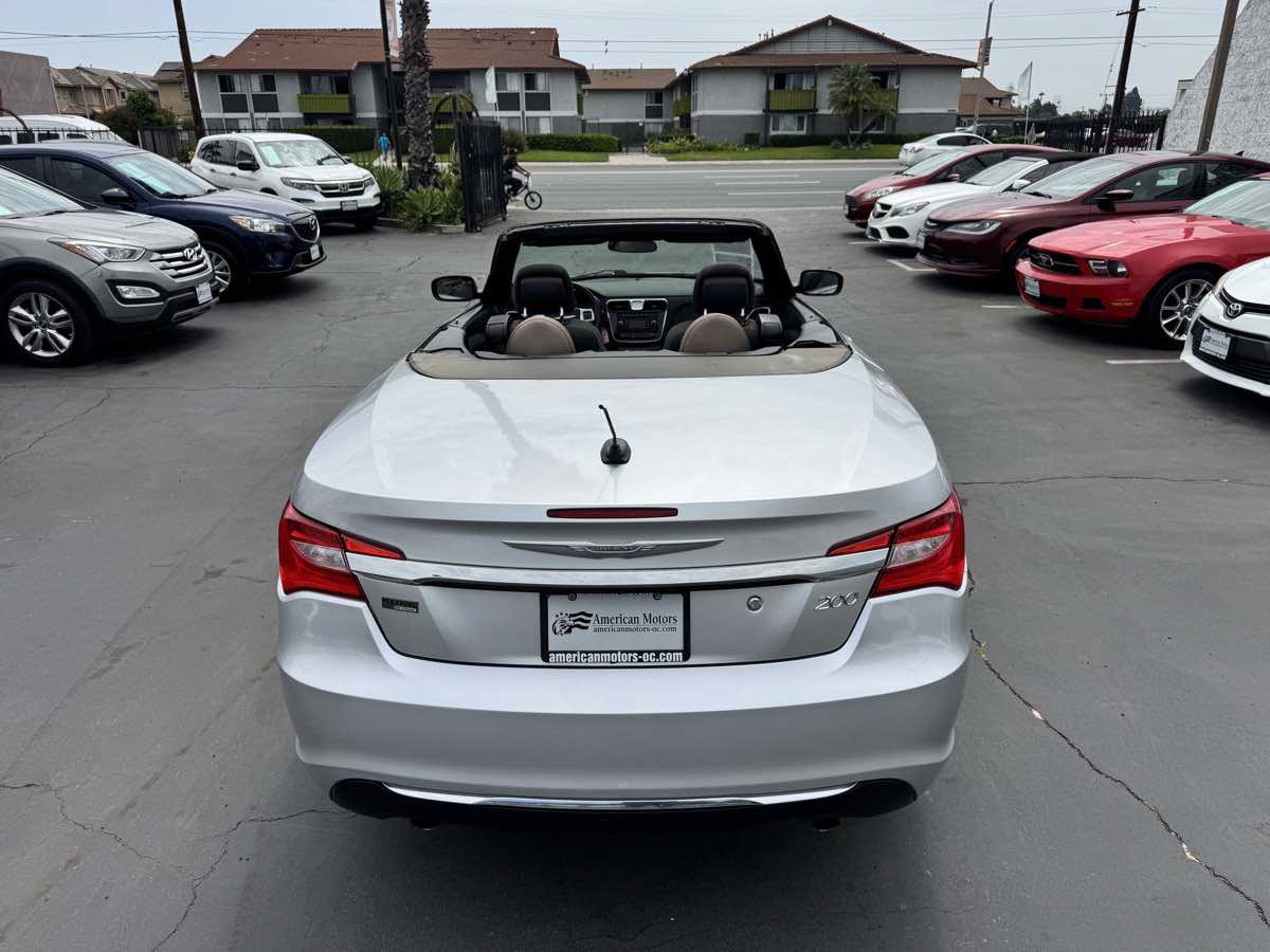 Used 2011 Chrysler 200 Touring FWD image 4