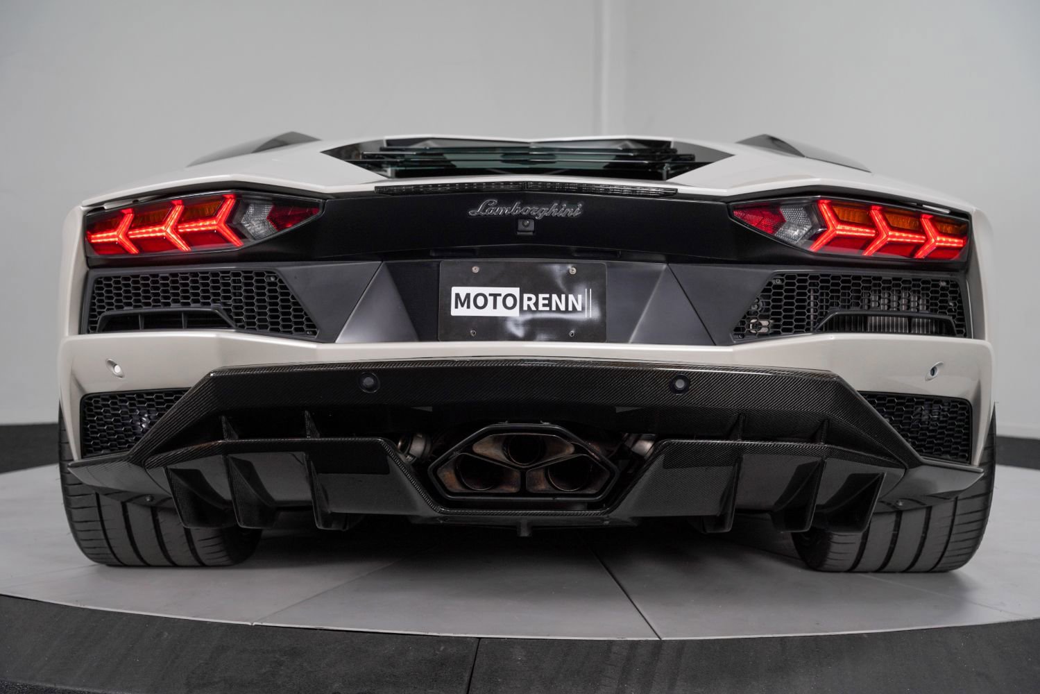 Used 2017 Lamborghini Aventador S image 31