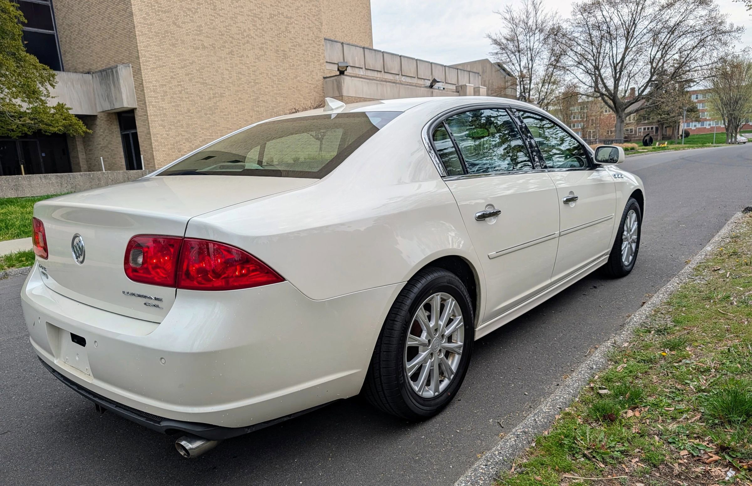 Used 2011 Buick Lucerne CXL w/ Driver Confidence Package FWD image 4