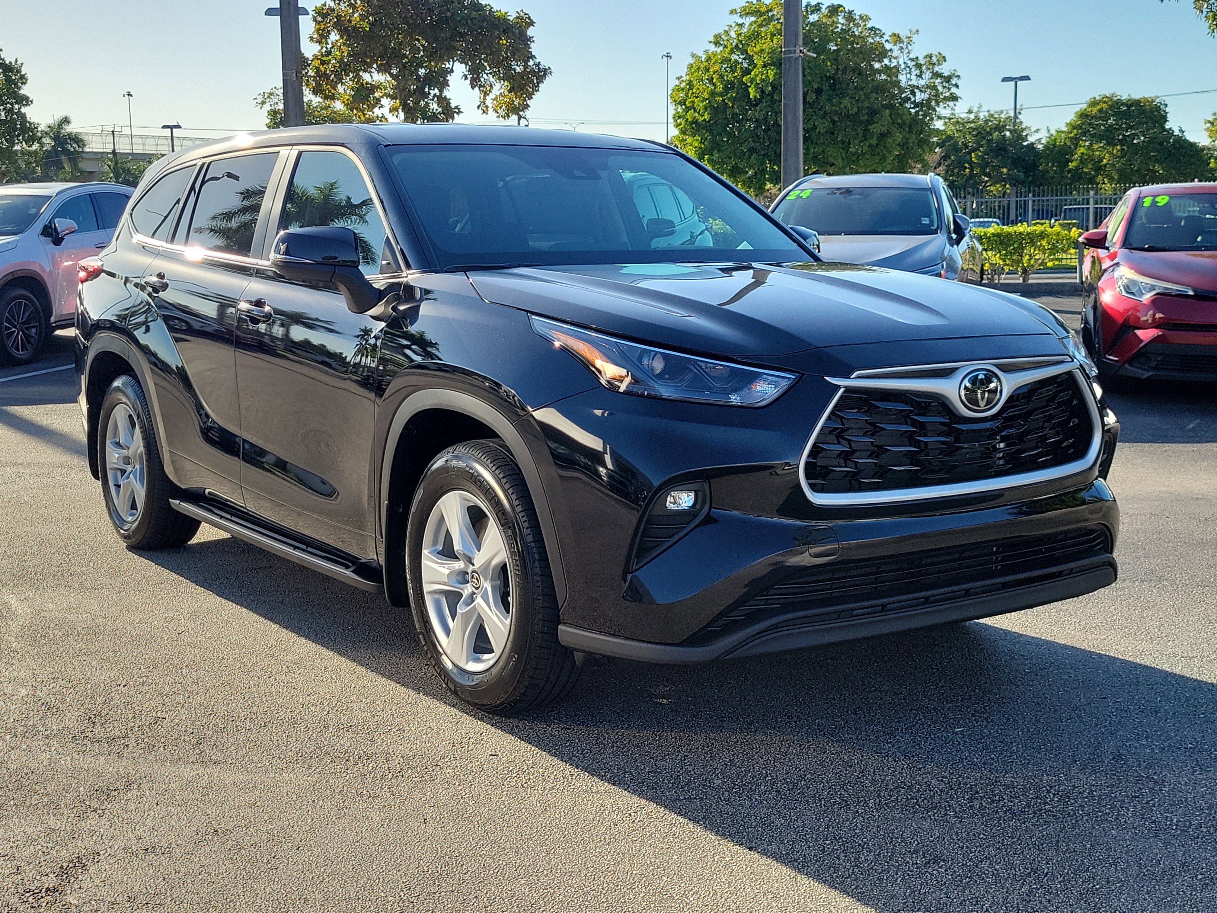 Used 2025 Toyota Highlander LE image 3