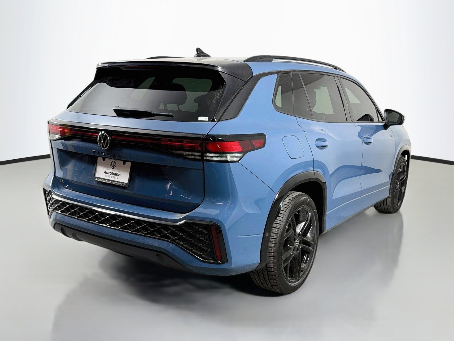 New 2026 Volkswagen Tiguan SE R-Line FWD image 5