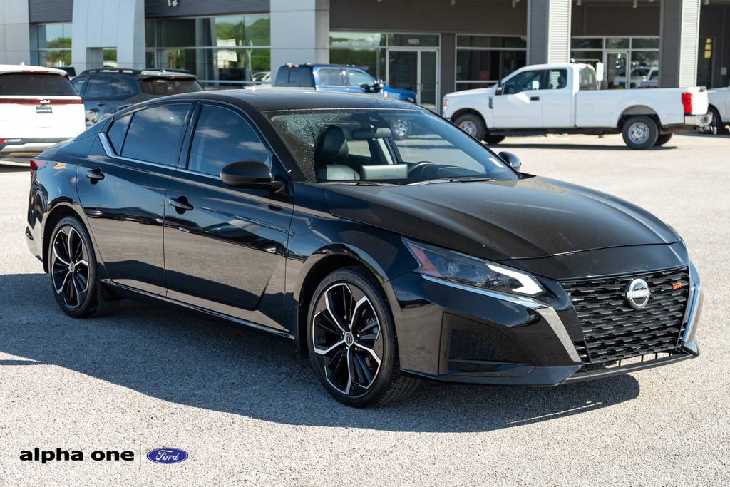 Used 2024 Nissan Altima 2.5 SR w/ SR Premium Package image 3