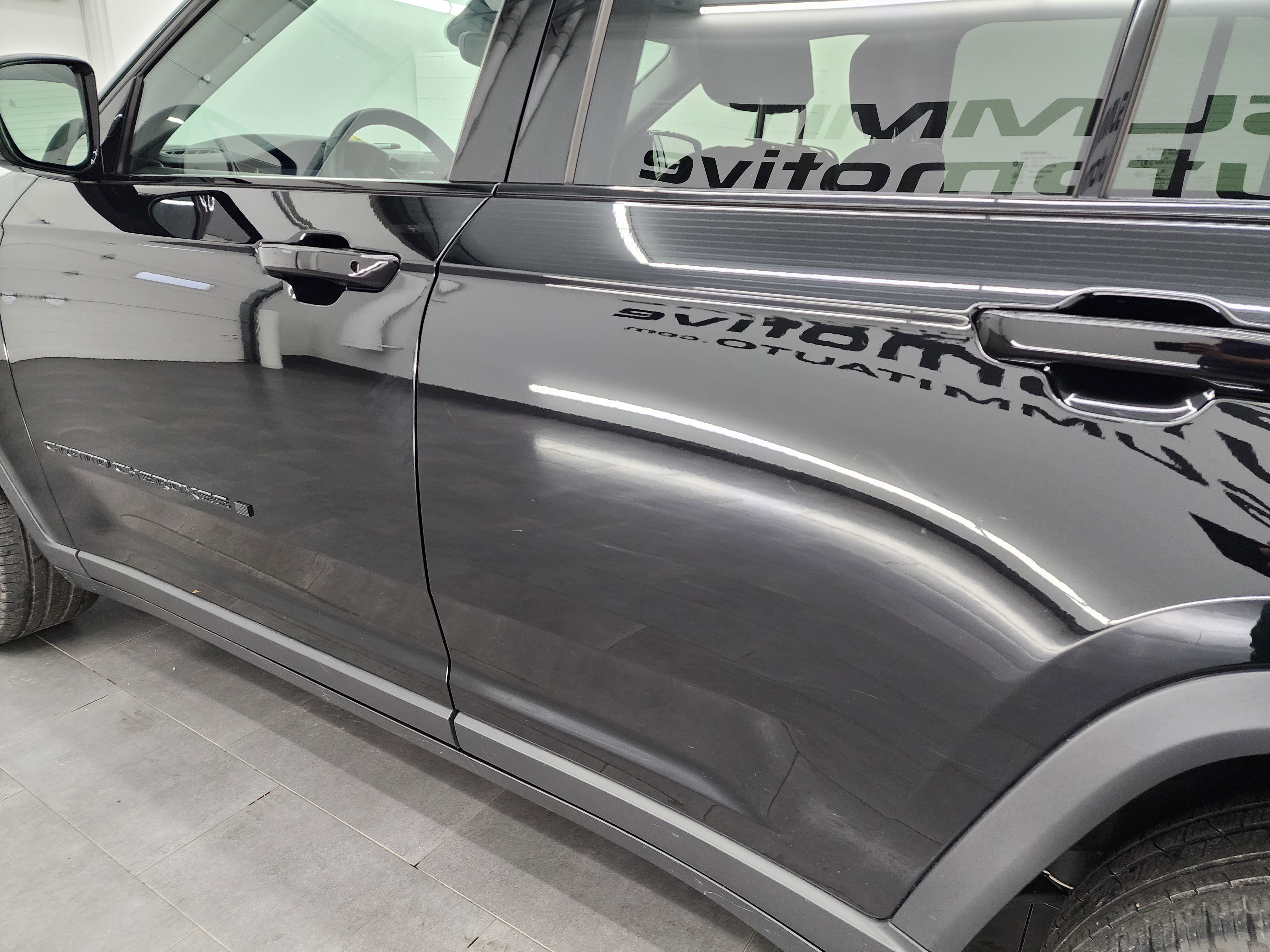 Used 2023 Jeep Grand Cherokee Limited w/ Black Appearance Package image 35