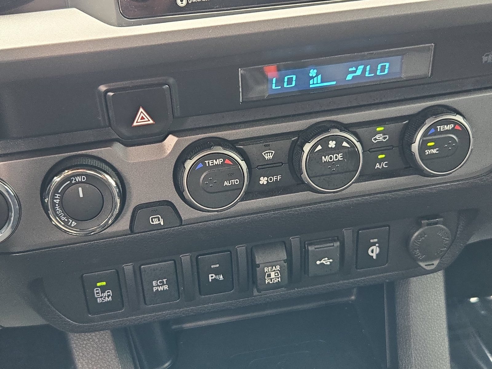 Used 2023 Toyota Tacoma TRD Off-Road w/ Technology Package AWD/4WD image 17