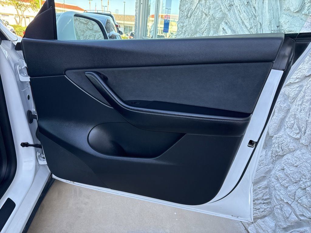 Used 2022 Tesla Model Y Long Range image 31
