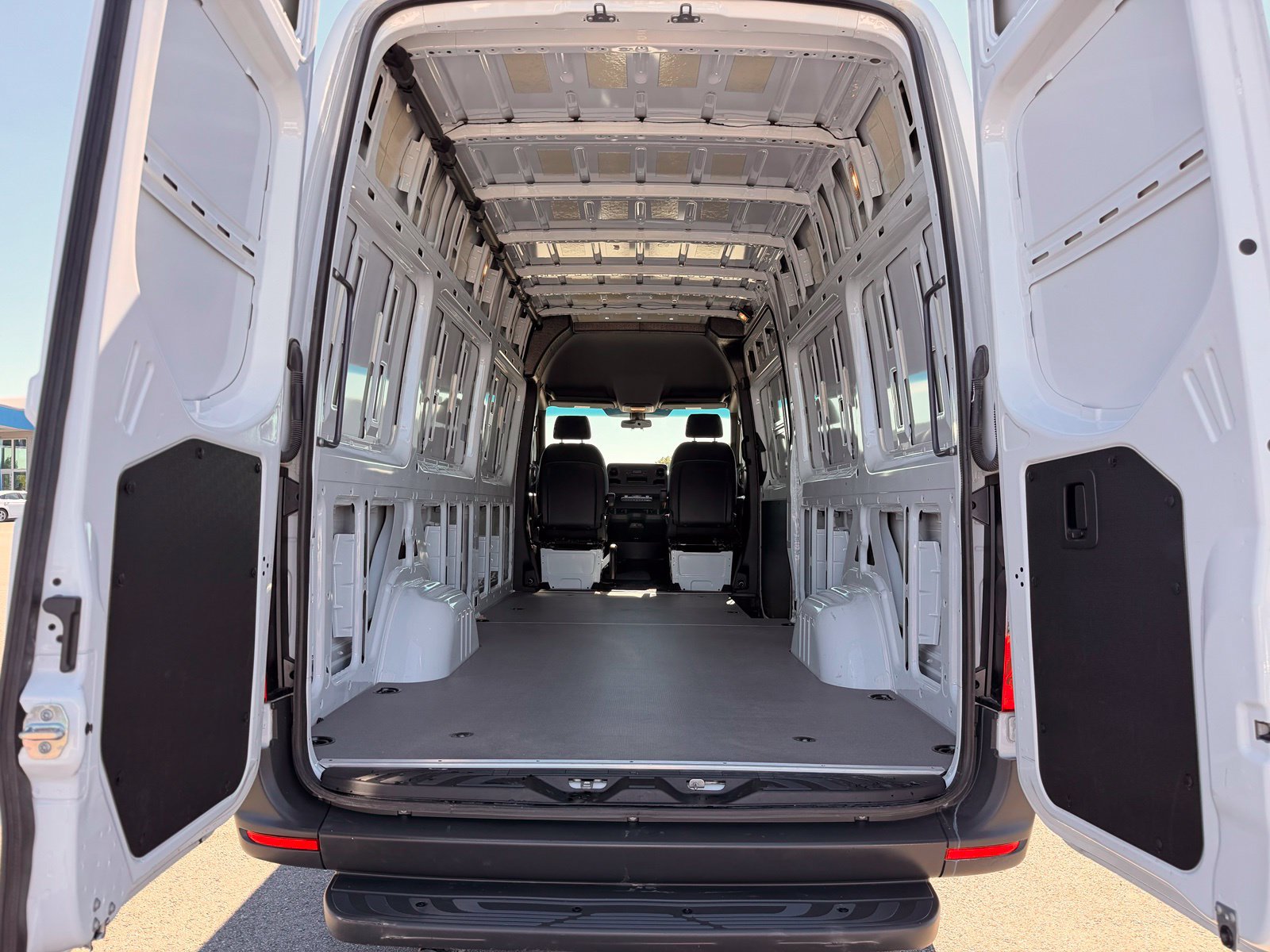 Used 2025 Mercedes-Benz Sprinter 2500 image 15