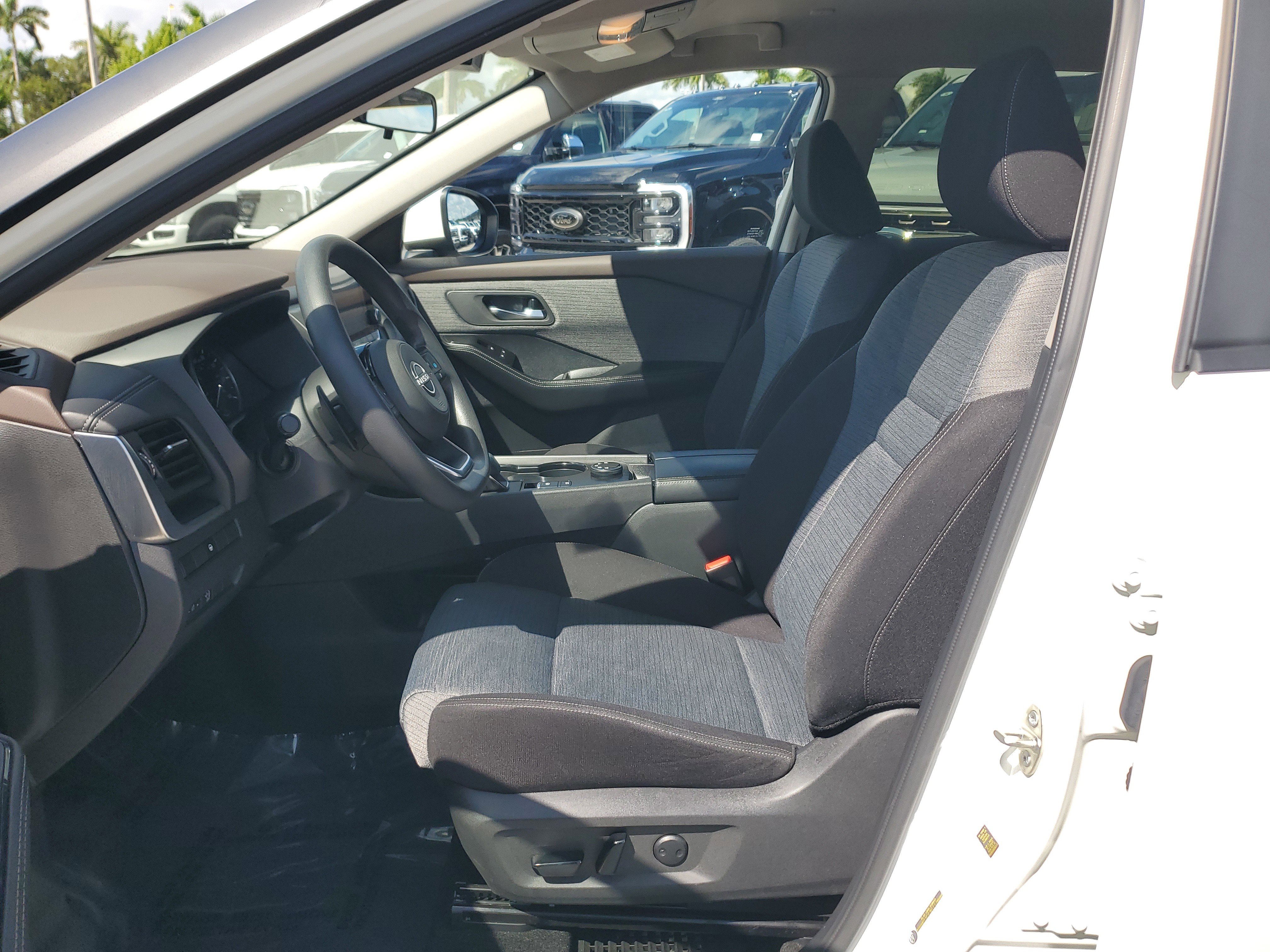 Used 2023 Nissan Rogue SV image 10