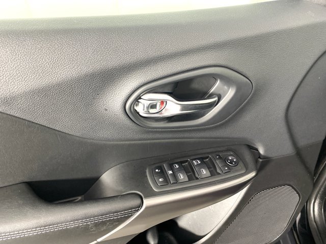 Used 2019 Jeep Cherokee Latitude w/ Popular Appearance Group AWD/4WD image 14
