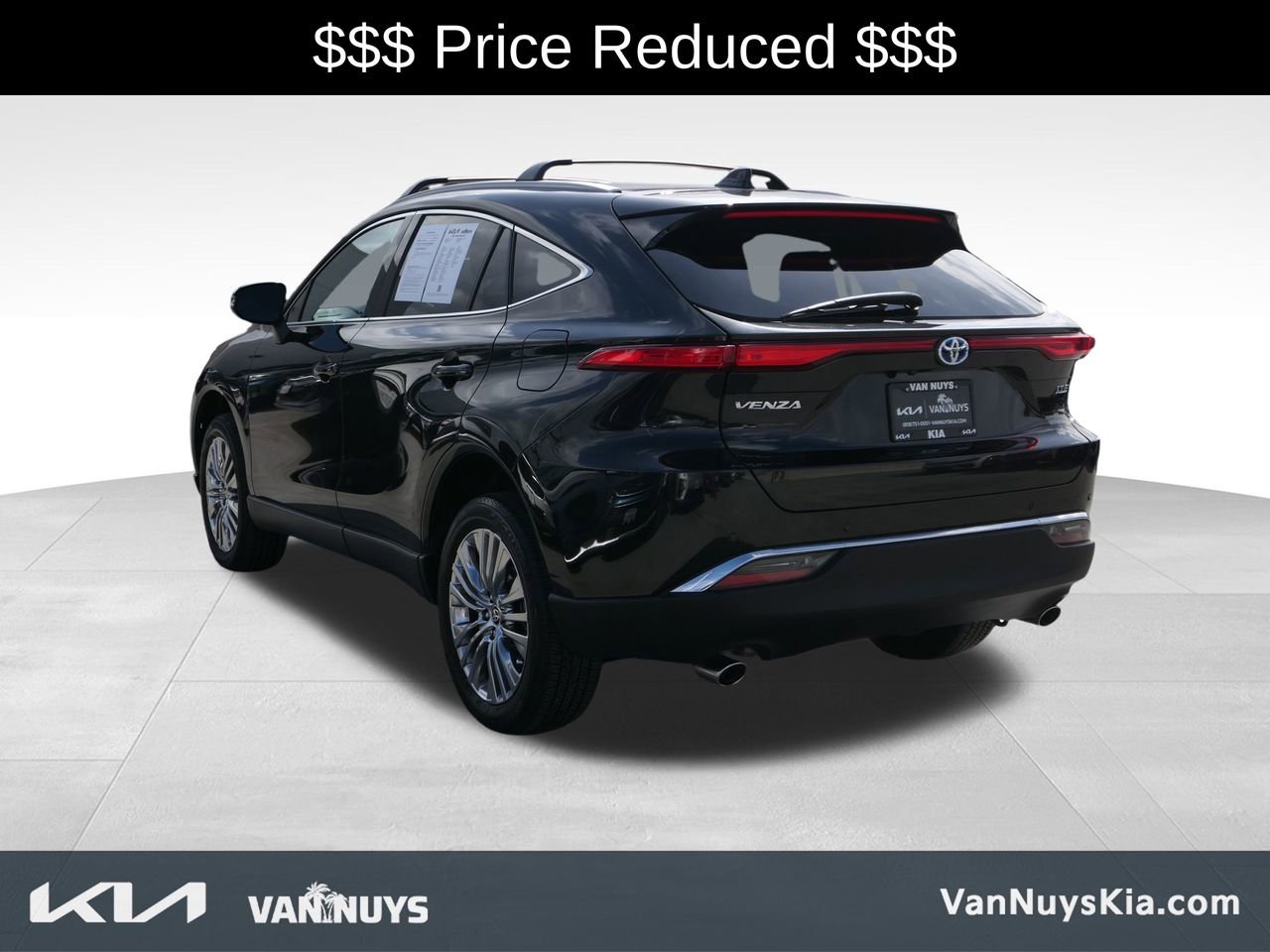 Used 2024 Toyota Venza XLE image 6