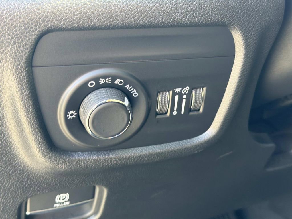 Used 2024 Jeep Grand Cherokee Laredo image 26