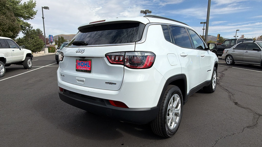 Used 2024 Jeep Compass Latitude AWD/4WD image 3