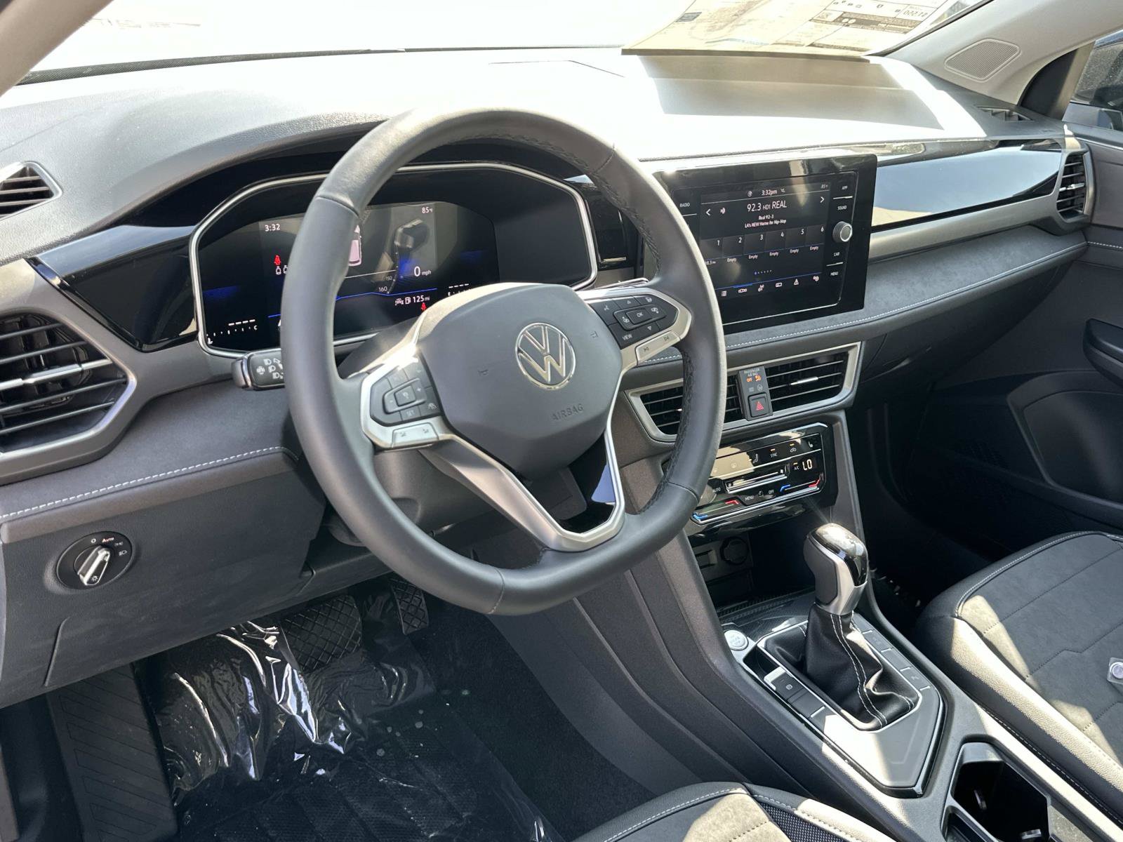 New 2027 Volkswagen Taos SE FWD image 7