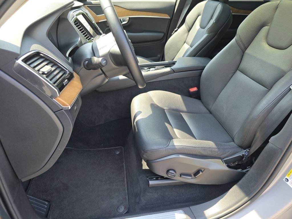 Used 2023 Volvo XC90 B5 Plus image 27